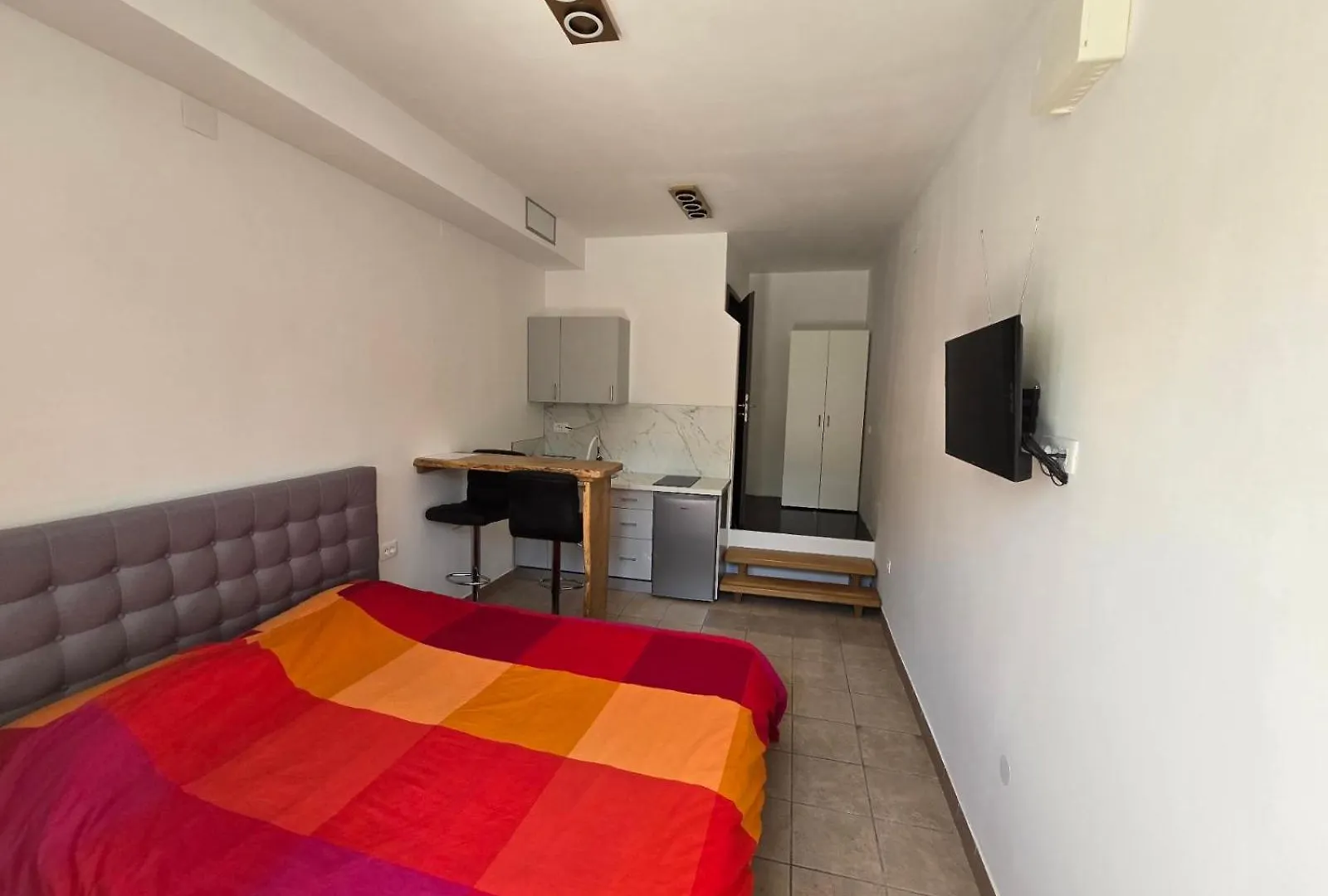 Apartments Knezevic Jadranovo