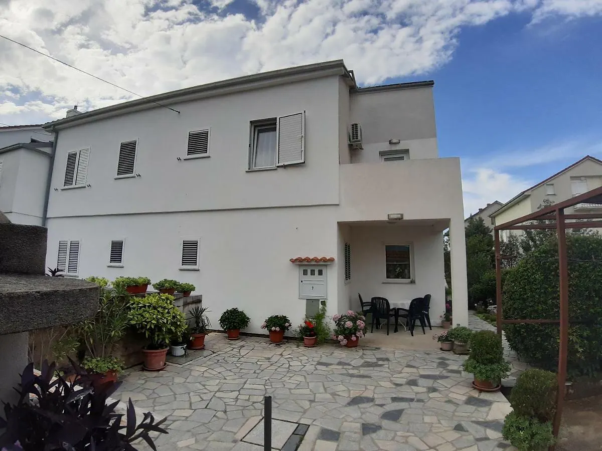Apartments Knezevic Jadranovo